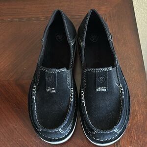 . Never worn tho one insole was removed but is present and can be glued back